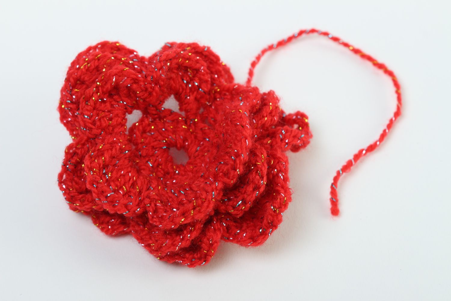 Handmade Schmuck Zubehör rote Blume aus Stoff Accessoire für Frauen gehäkelt foto 2