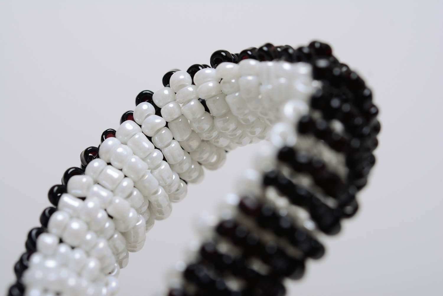Bracelet en perles de rocaille noir et blanc design simple accessoire fait main photo 5