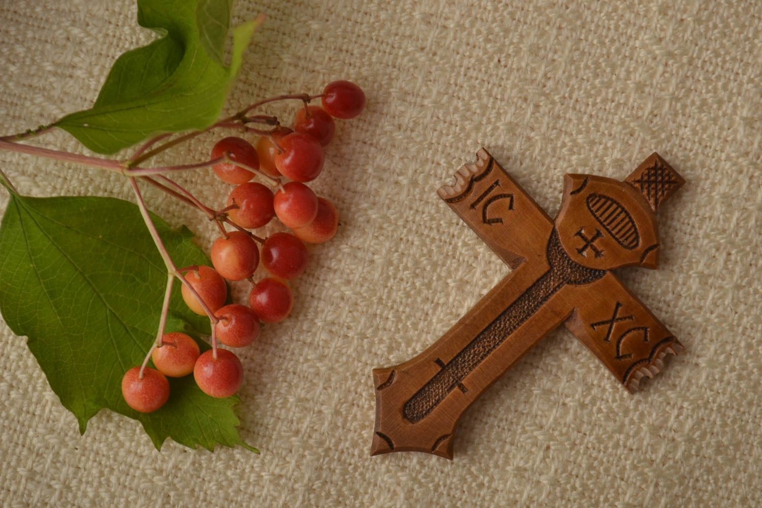 Croix pectorale faite main Pendentif en bois de poirier verni Objet religieux photo 1