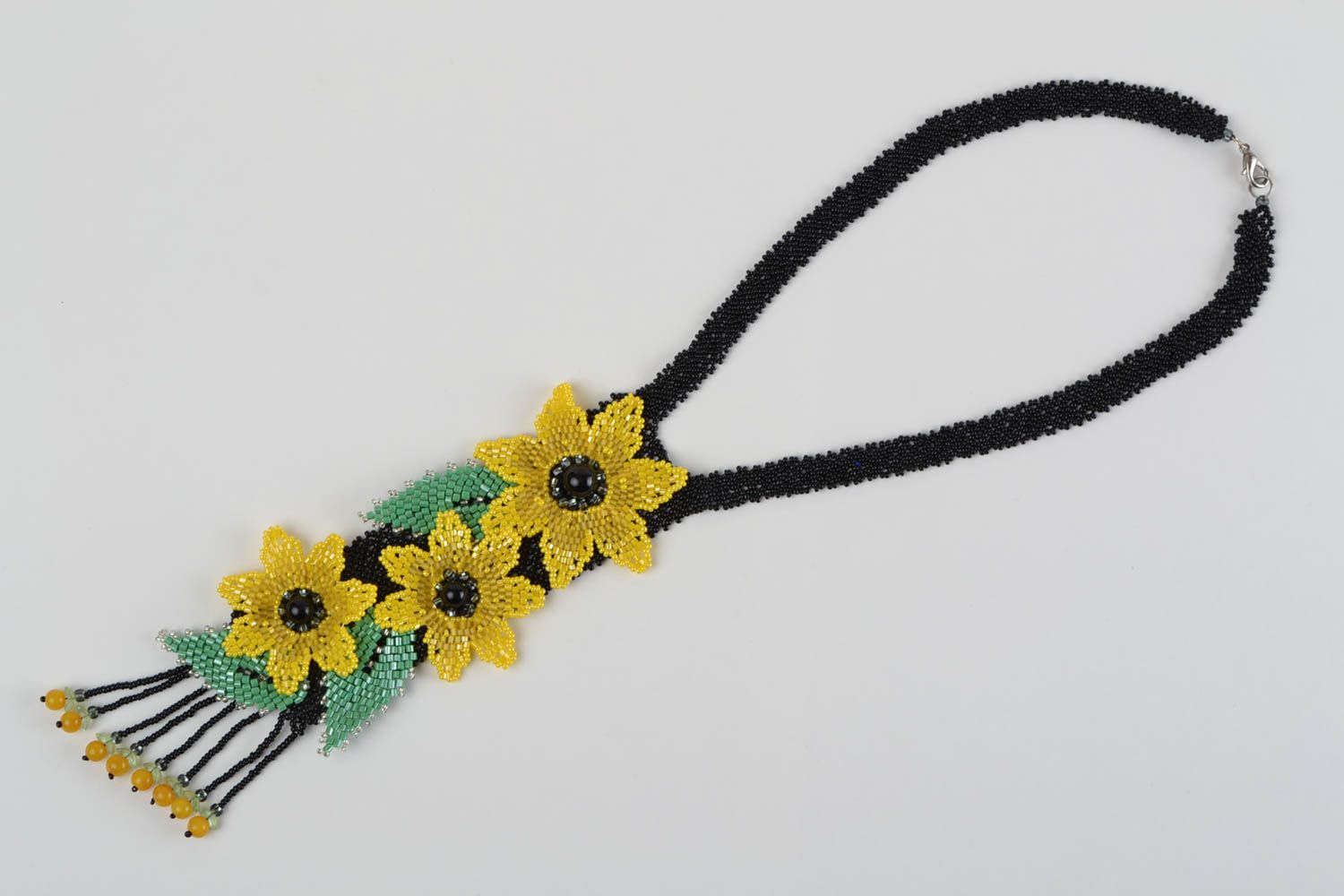 Long collier en perles de rocaille noir avec tournesols jaunes fait main photo 2