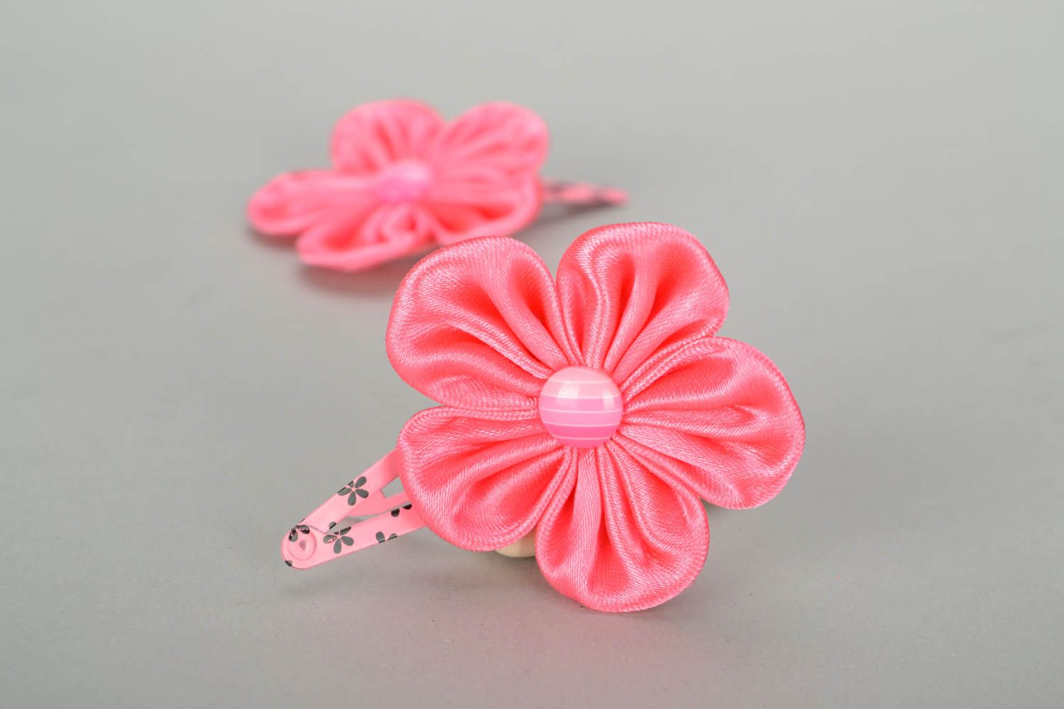 A pair of hair pins in the form of flowers photo 5
