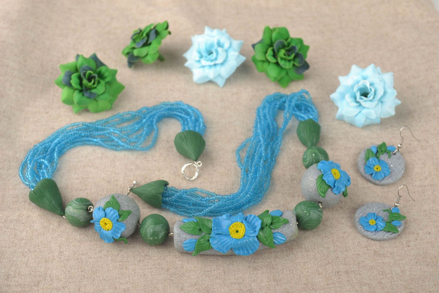 Conjunto de bisutería hecha a mano de collar y pendientes con flores de arcilla  foto 1
