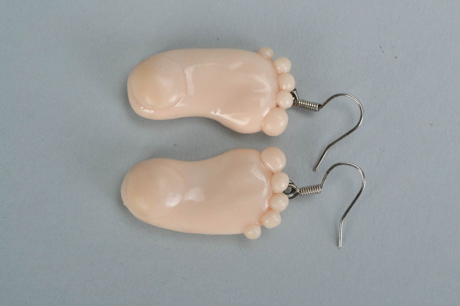 Brincos artesanais feitos de cerâmica plástica na forma de pés Pés do bebê foto 2
