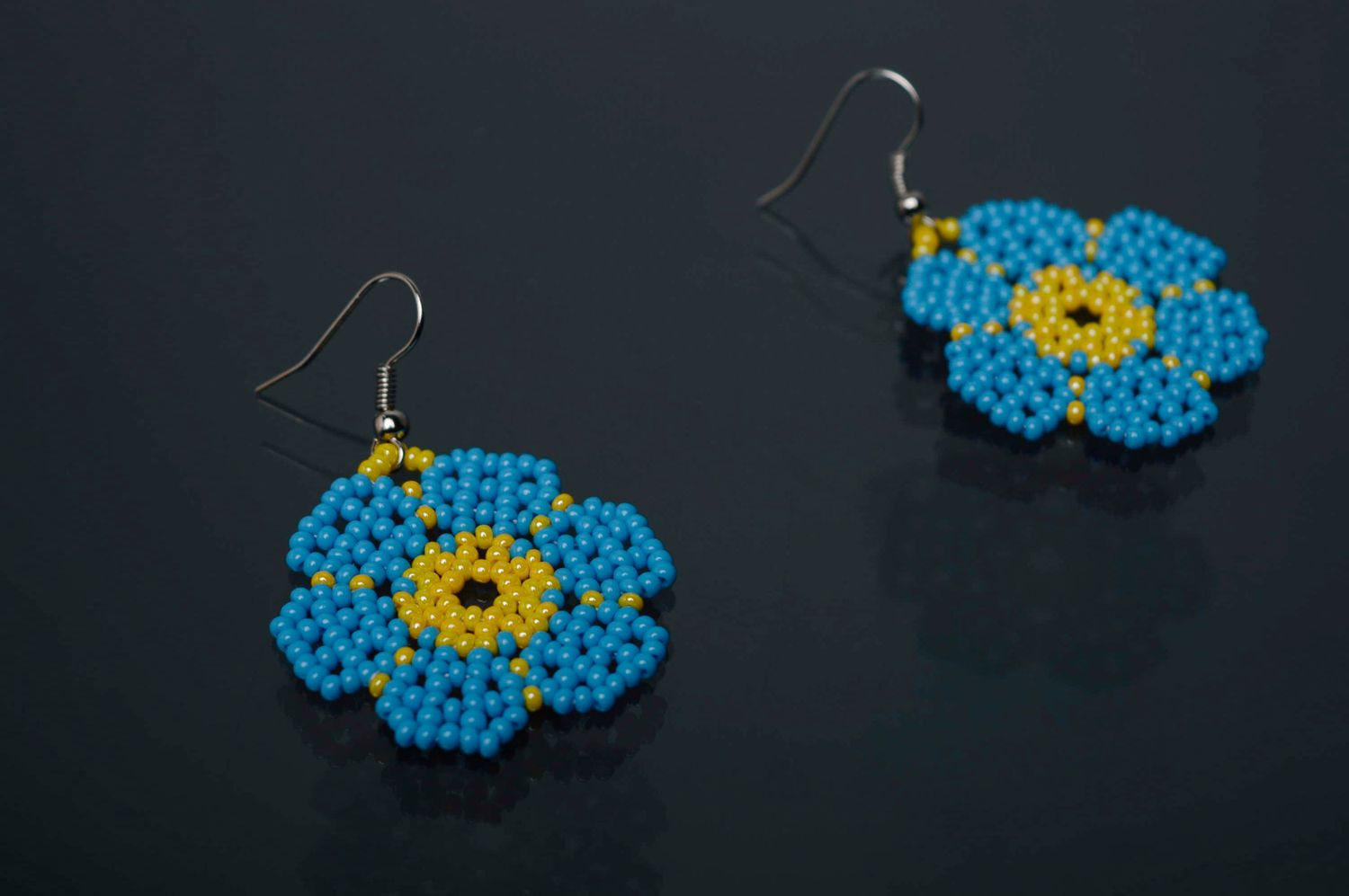 Boucles d'oreilles en perles de rocaille bleues et jaunes photo 1