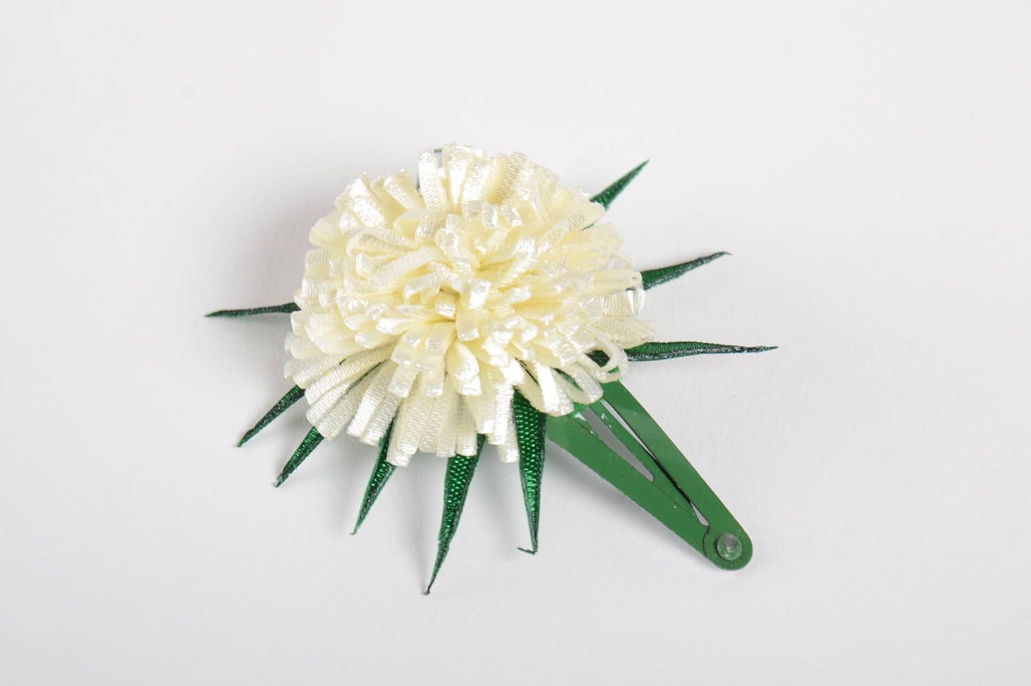 Barrette à cheveux clic clac fleur blanche en rubans tissu polaire faite main  photo 3