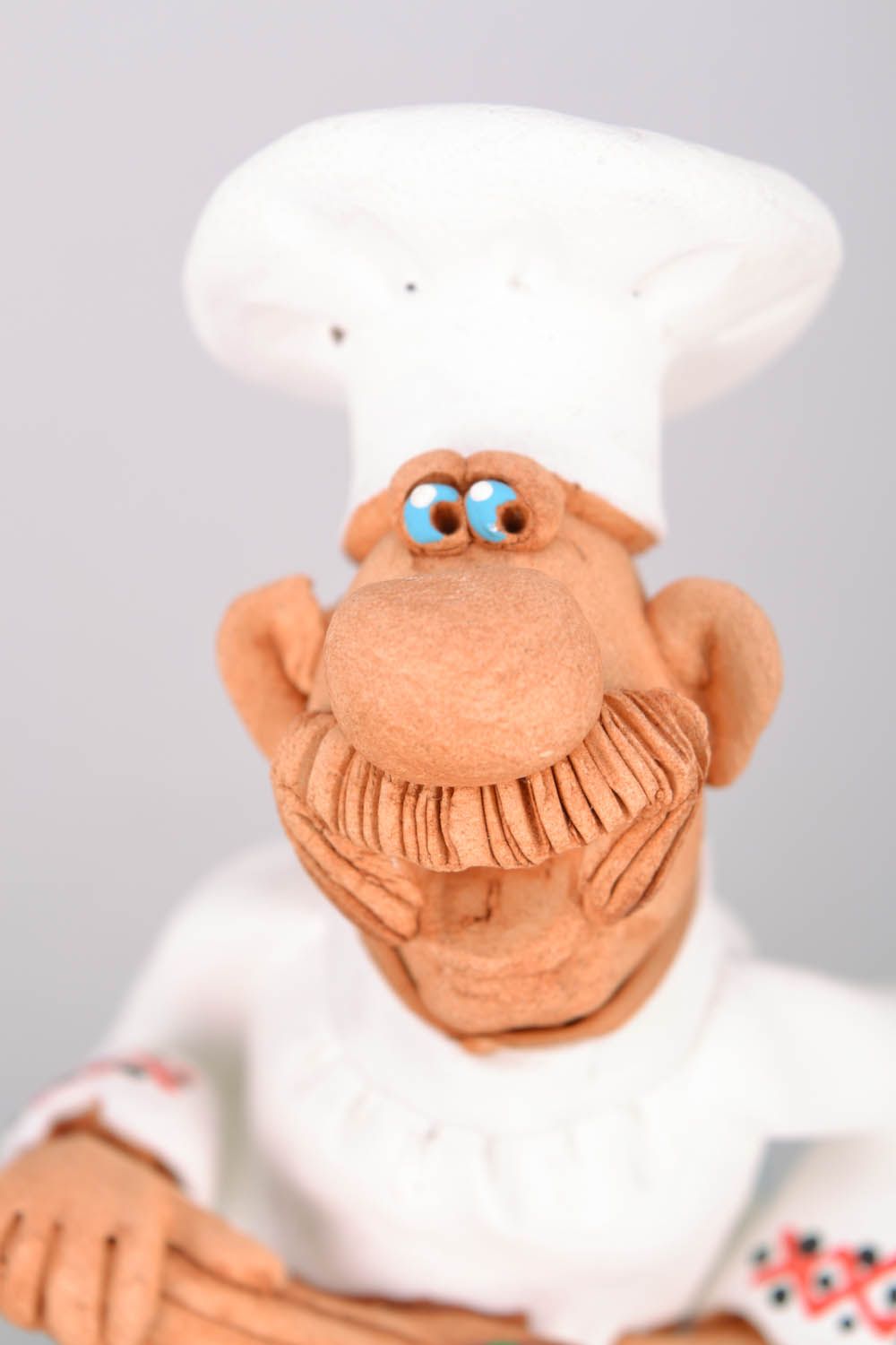 Engraçada estatueta de argila Cozinheiro prepara borsch foto 4