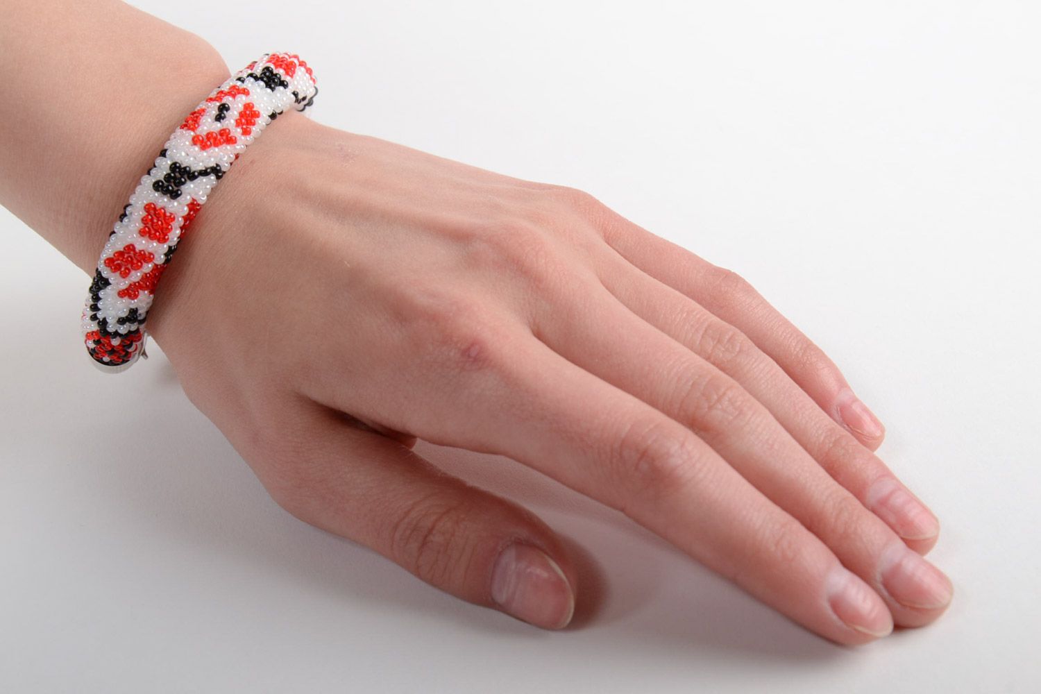Bracelet ethnique en perles de rocaille au crochet blanc rouge noir fait main photo 5