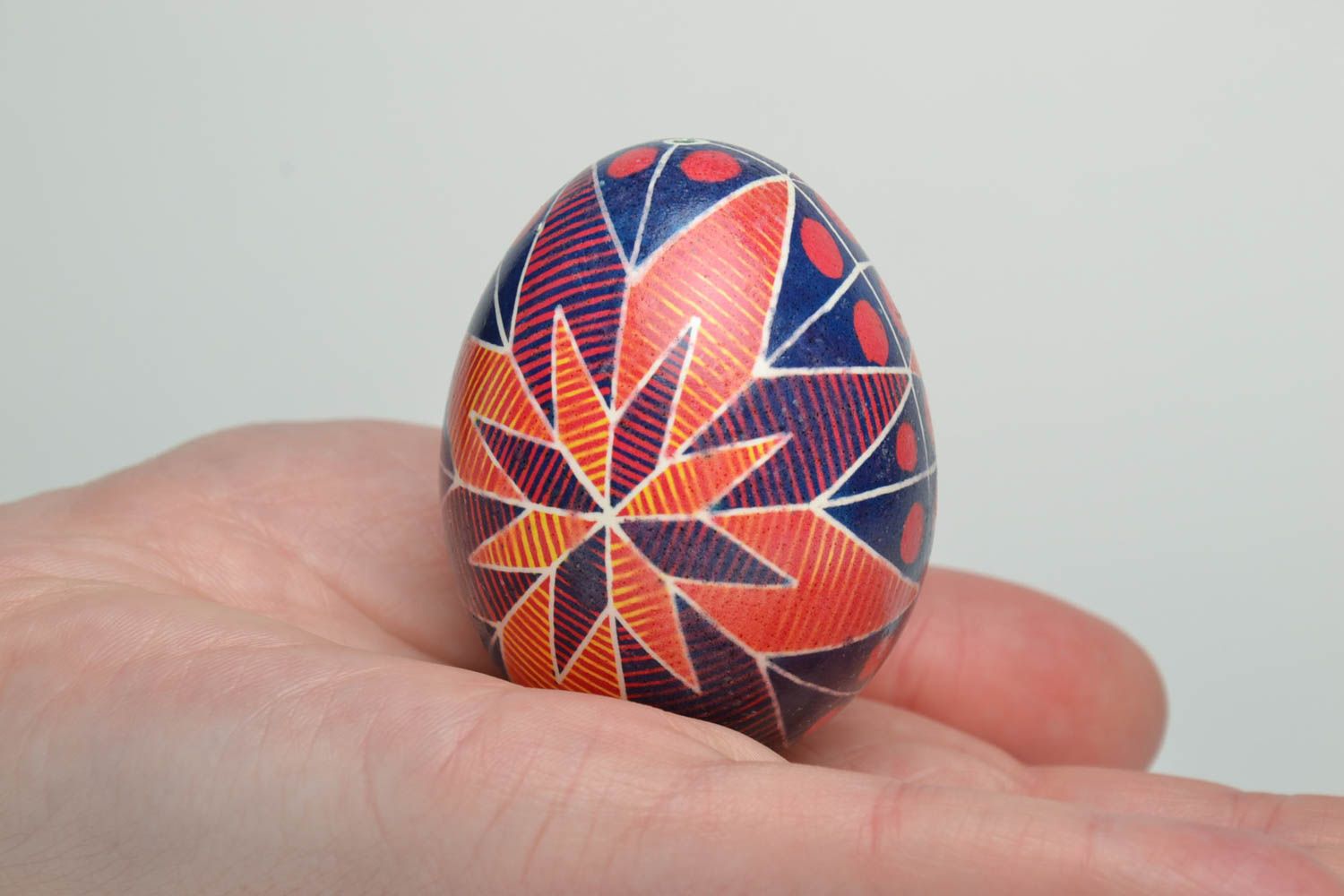 Huevo decorativo de Pascua pintado en estilo ucraniano foto 5