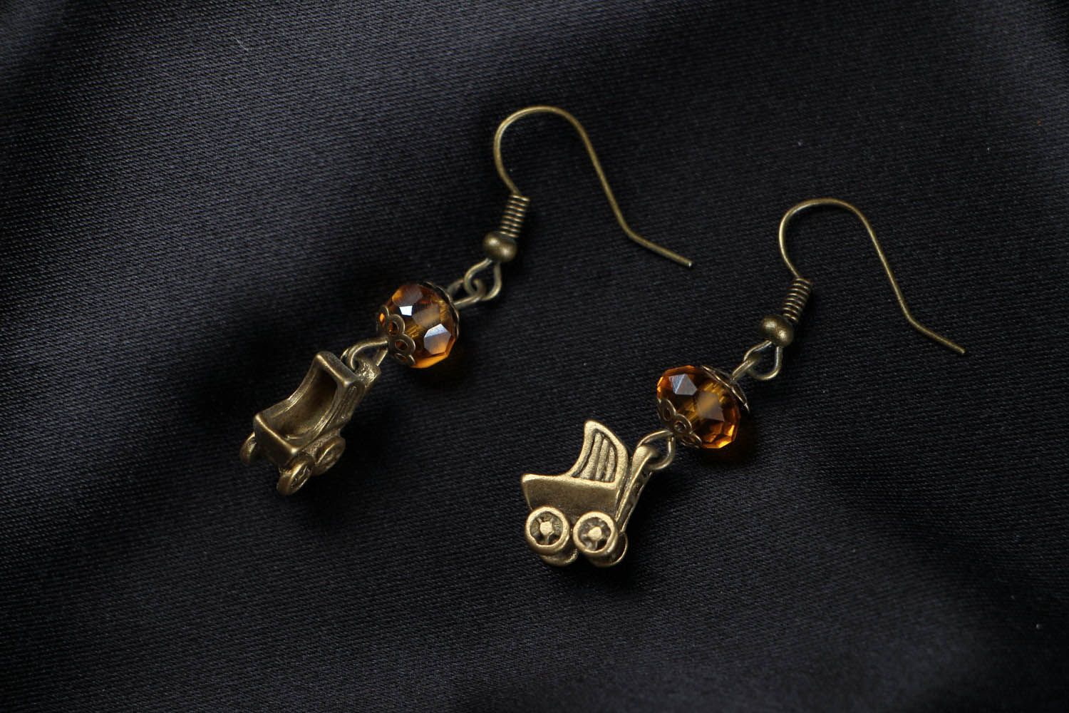 Boucles d'oreilles artisanales en cristal et métal photo 1