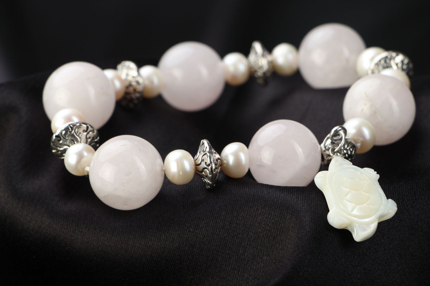 Natural stone bracelet with quartz and pearls photo 2