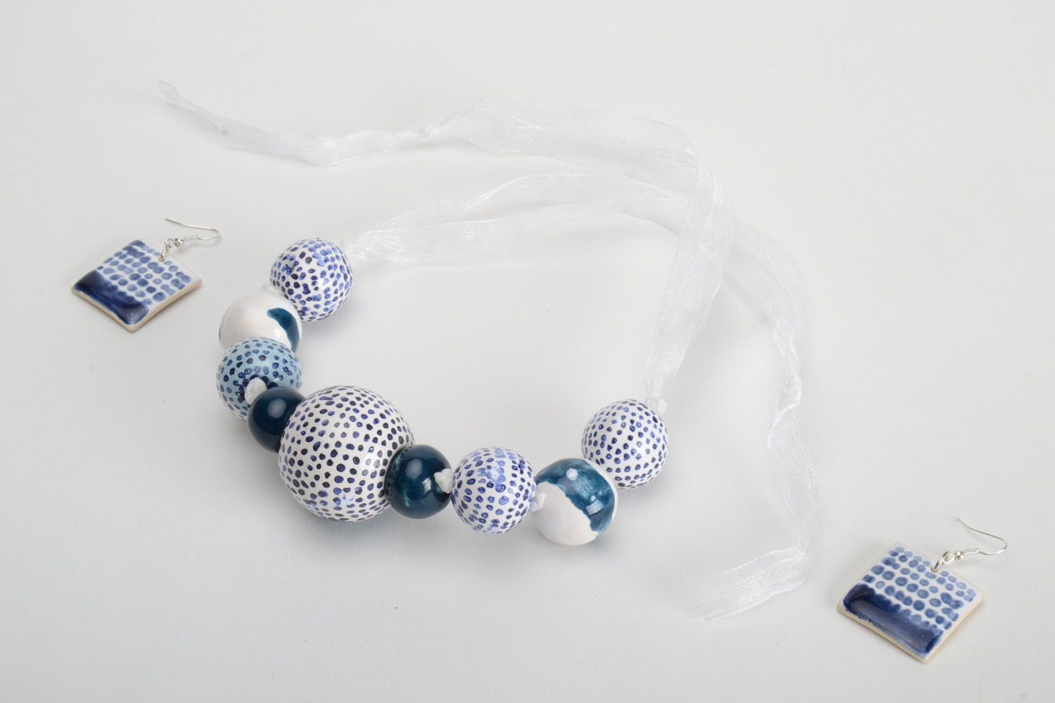 Набор украшений из белой глины ожерелье и серьги ручной работы белые с синим фото 2