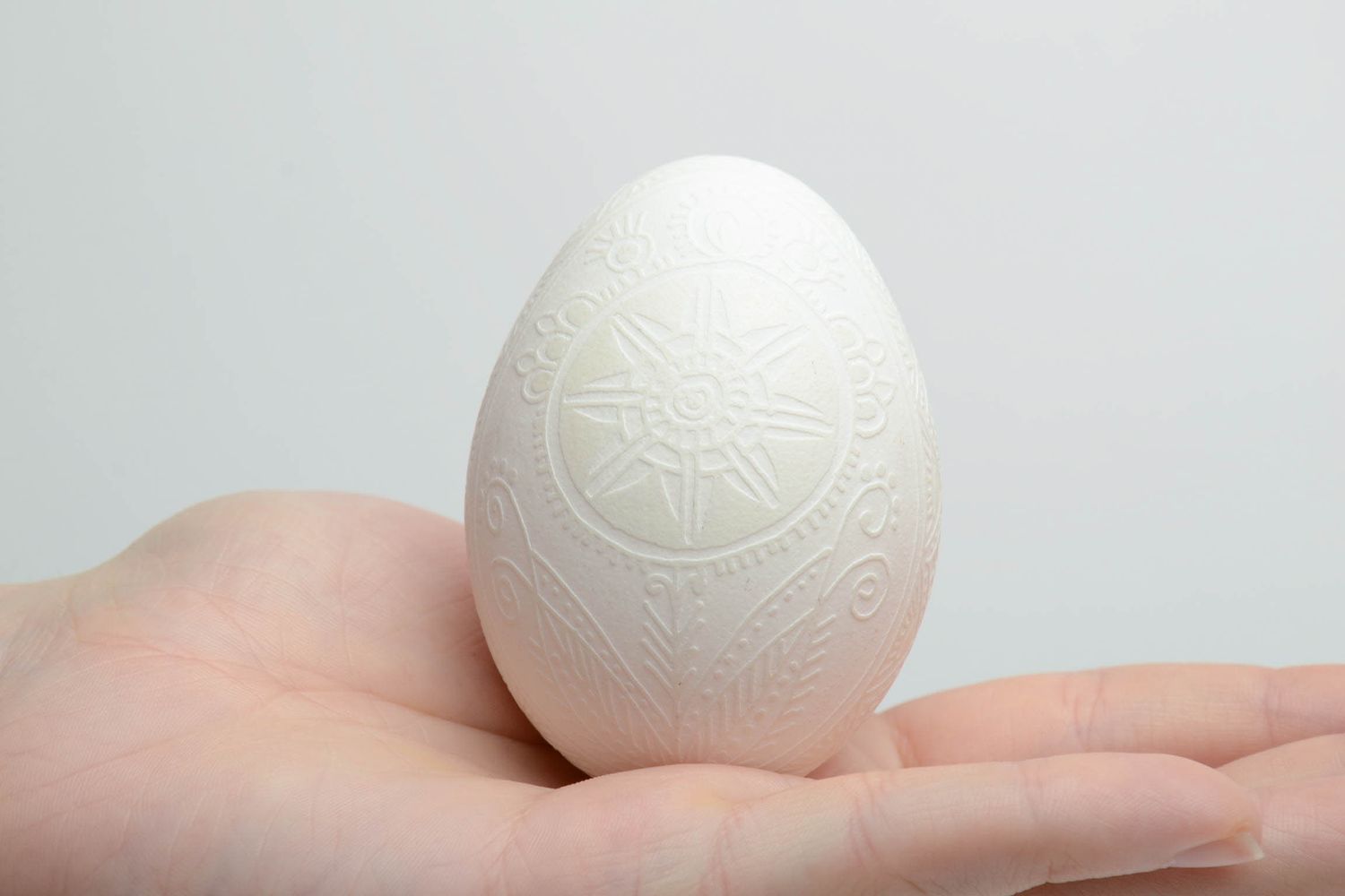 Пасхальное яйцо в технике травления уксусом белое фото 5