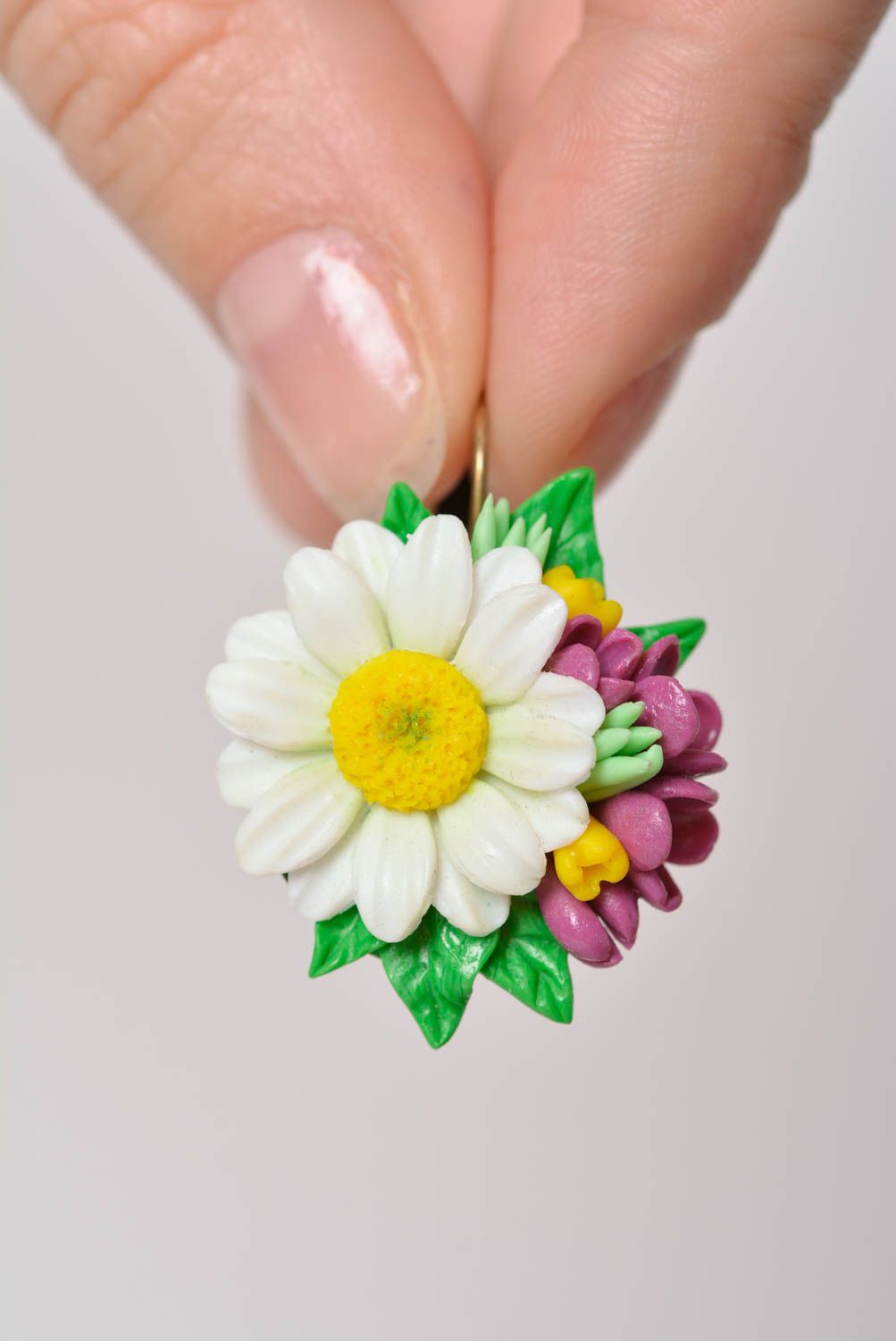 Schöne feine handgemachte Ohrringe aus Polymerton mit Blumenanhängern foto 2