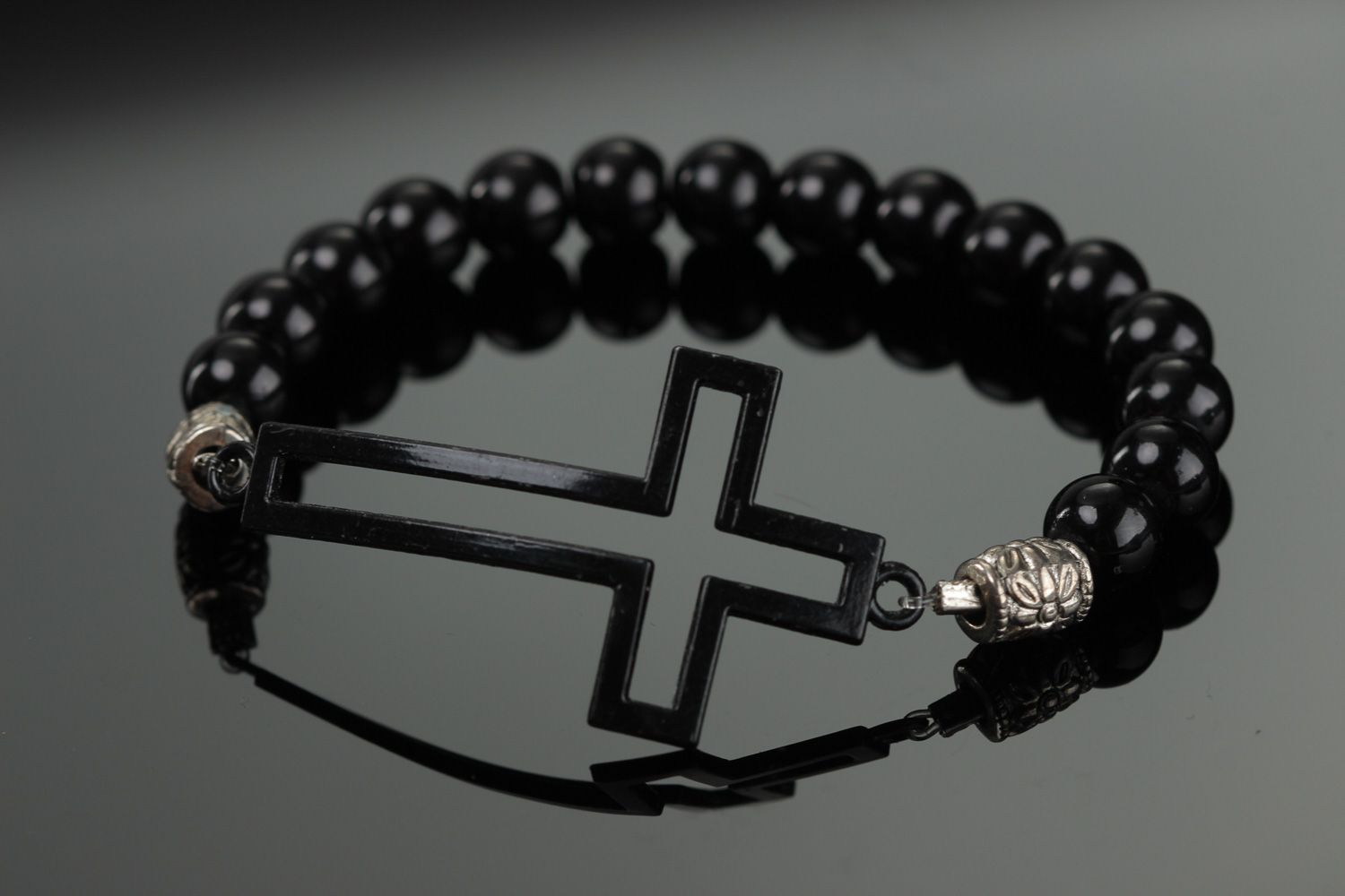 Черный браслет на руку из искусственного камня с крестом стильный для девушки фото 2