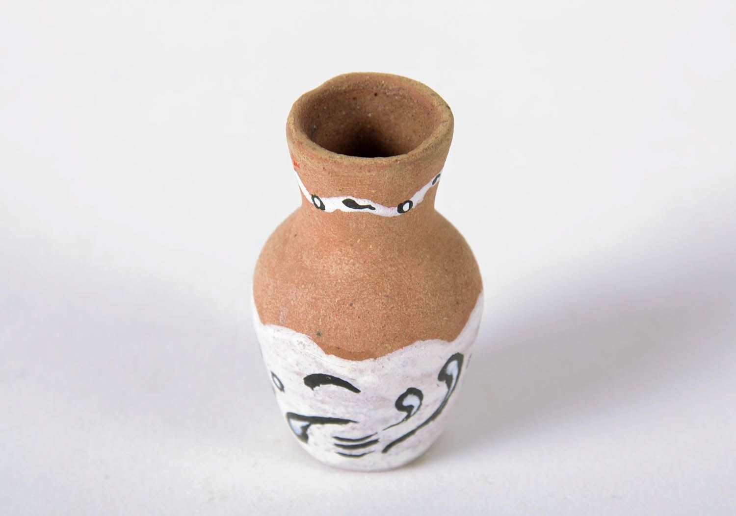 Pote de cerâmica decorativo feito a mão foto 3