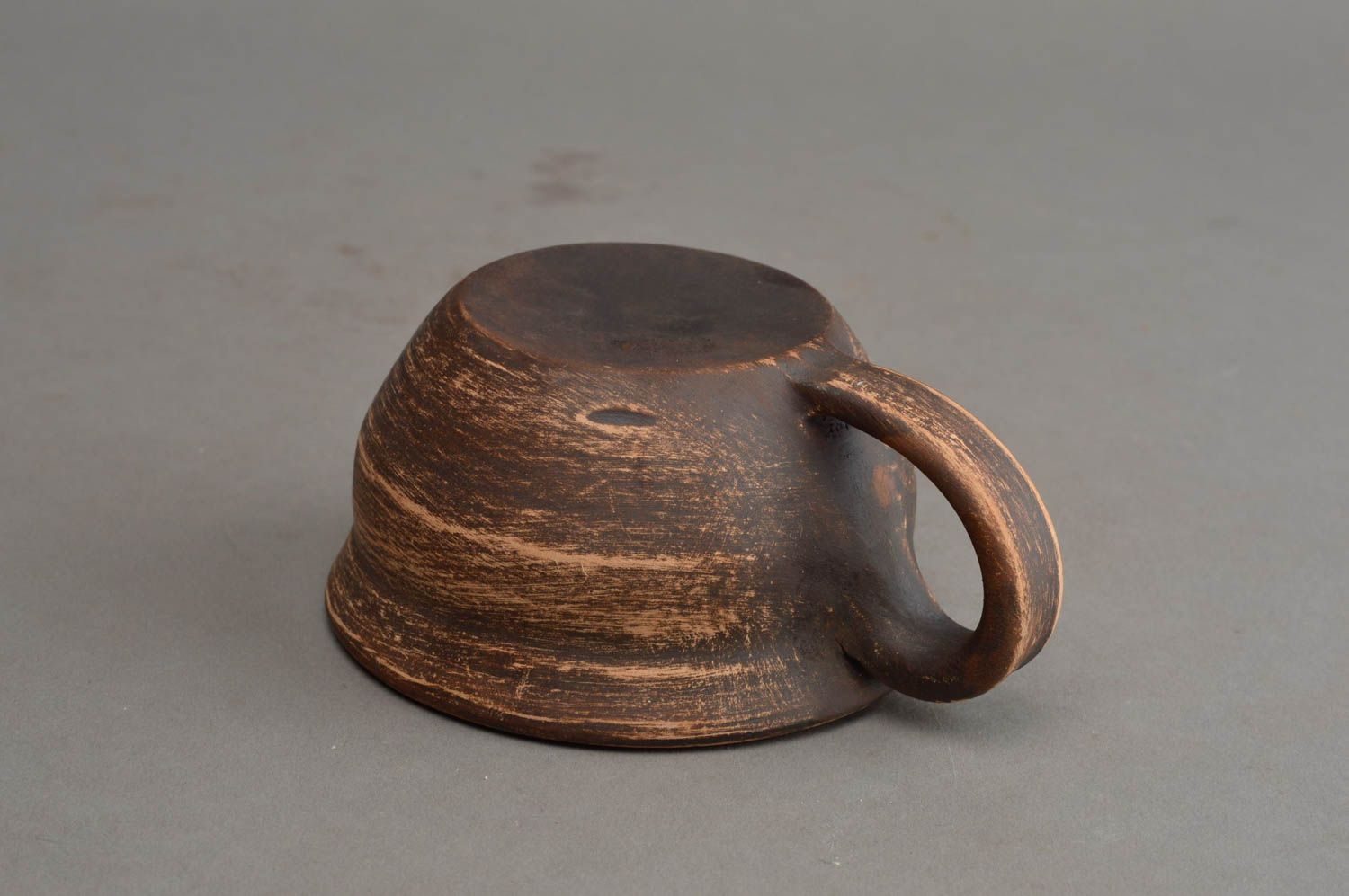 Глиняная чашка небольшая коричневая объемом 80 мл оригинальная ручной работы фото 4