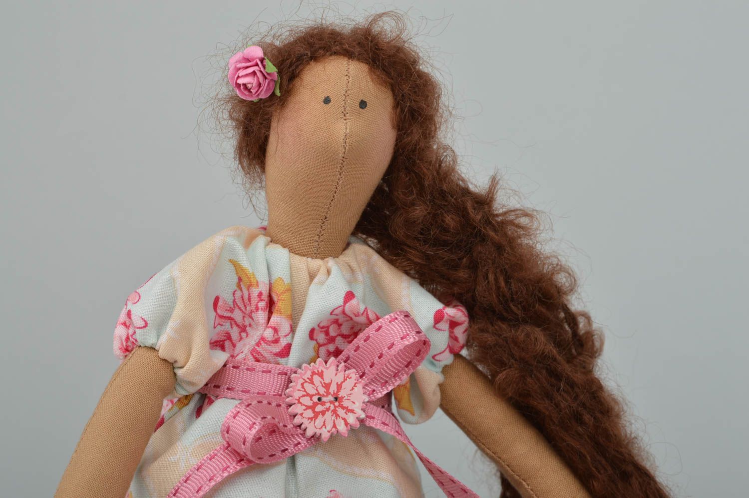 Bambola bella in stoffa fatta a mano pupazzo tessile originale decorativo
 foto 5