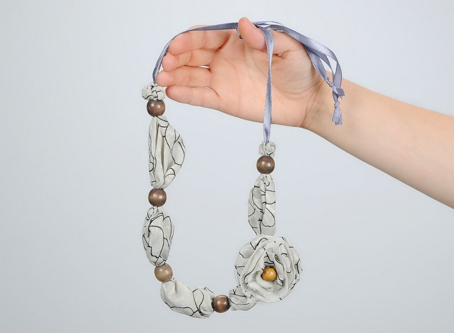 Handmade Halskette aus Holz und Atlas „Elegant Grau“ foto 5