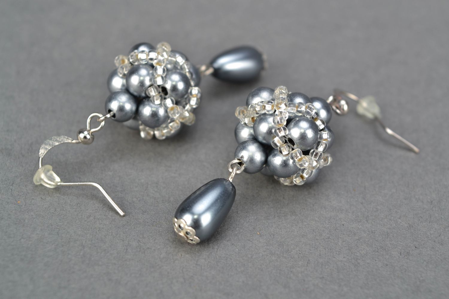 Graue Ohrringe aus Perlen und Glasperlen foto 3