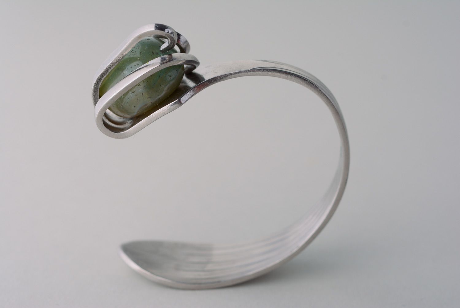 Металлический браслет из вилки с зеленым камнем фото 5