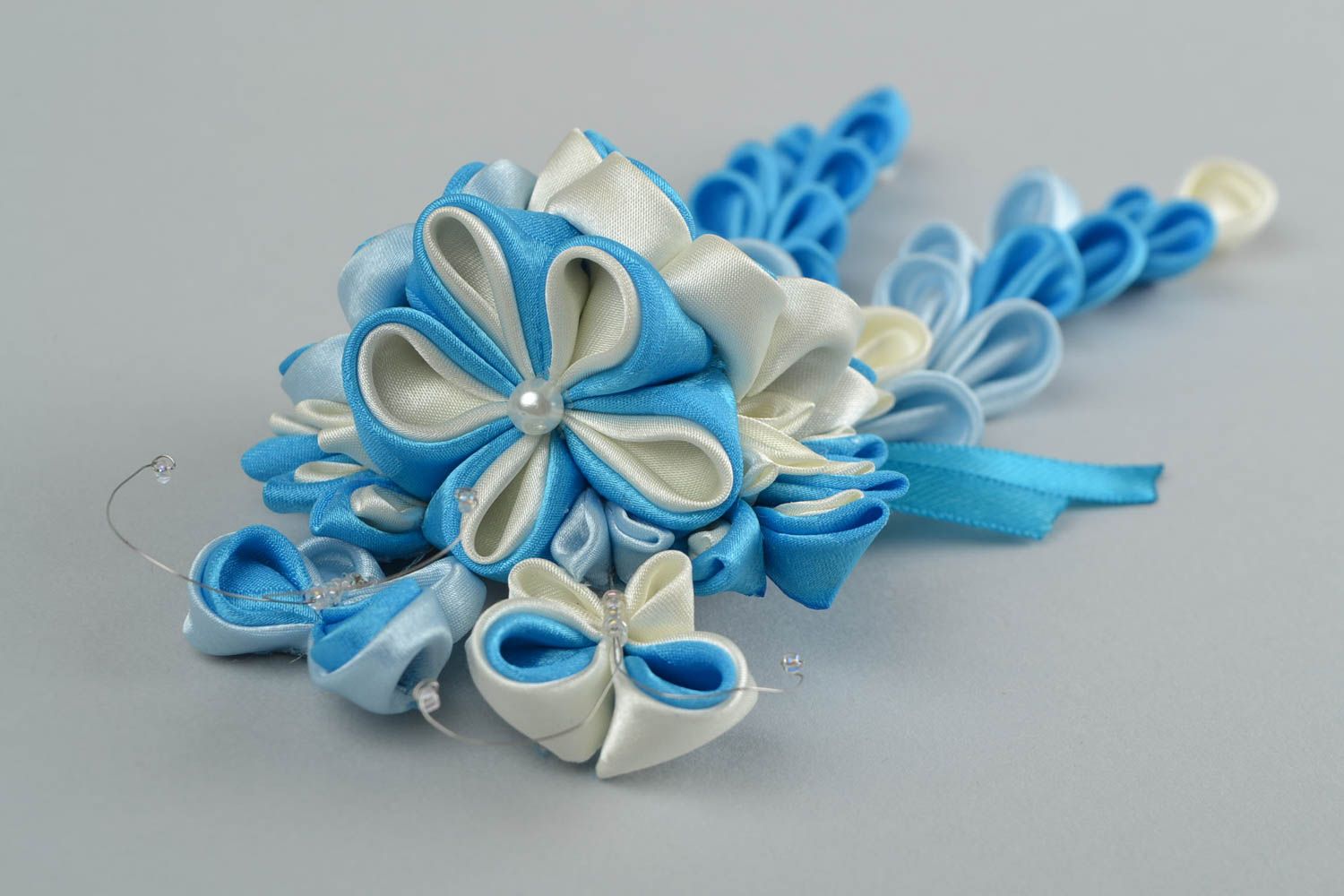 Шпилька с цветком из атласных лент в технике канзаши белая с голубым хенд мейд фото 3