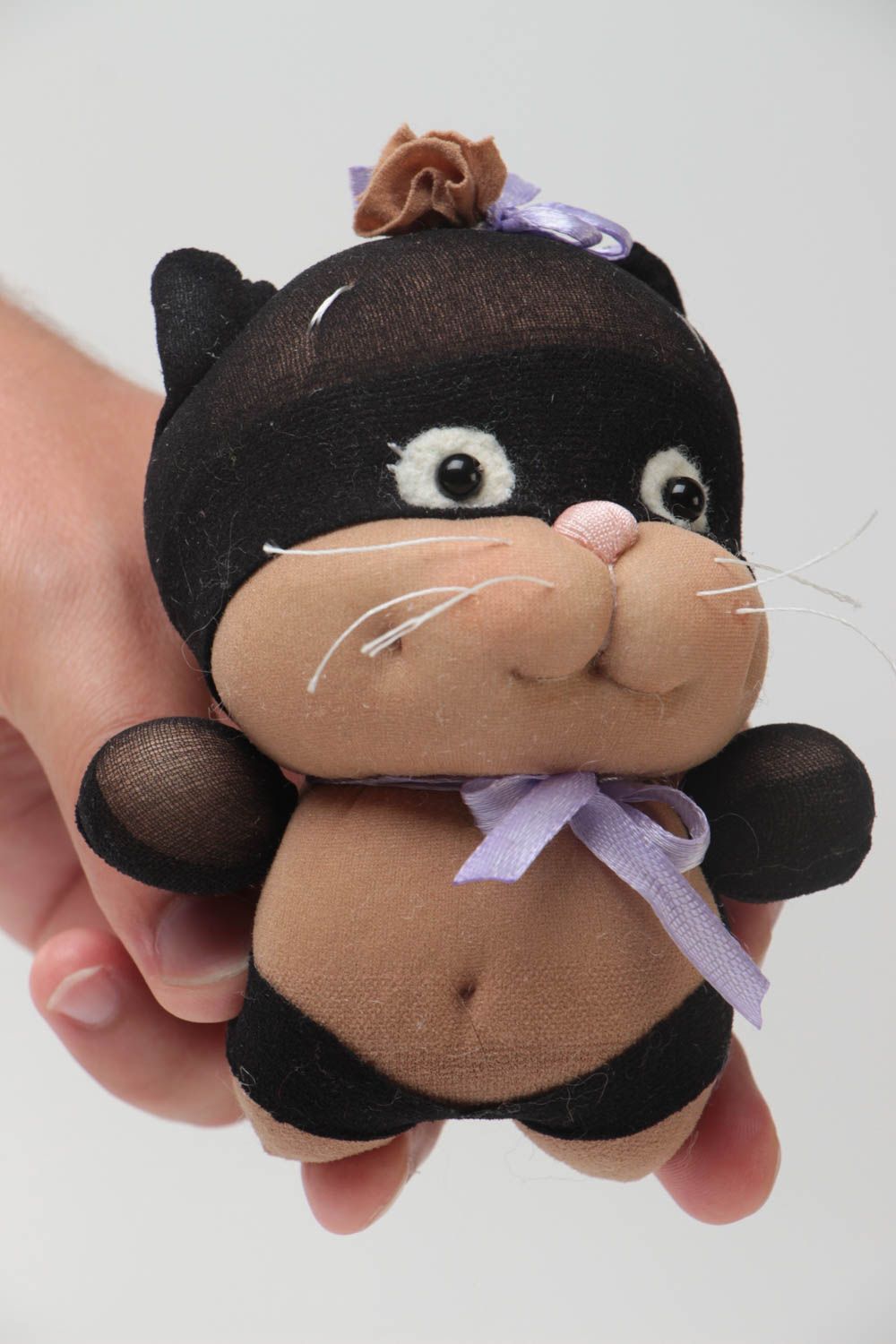 Небольшая чулочная игрушка из нейлона ручной работы в виде черного котика фото 5