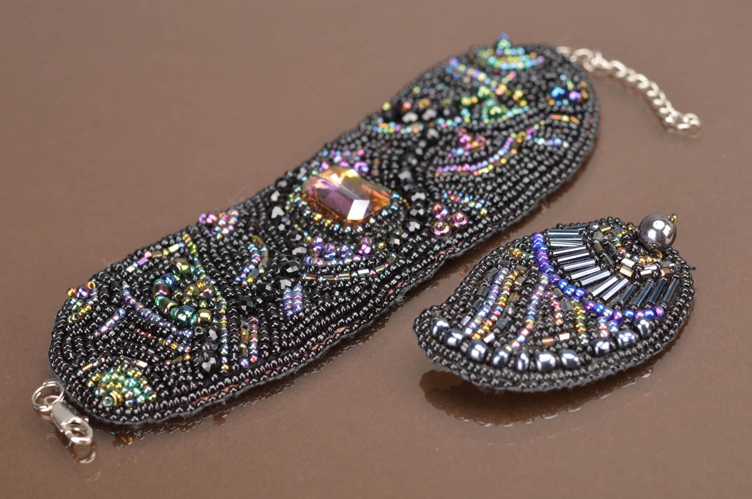 Parure de bijoux broche bracelet noirs brodés de perles de rocaille faits main photo 2