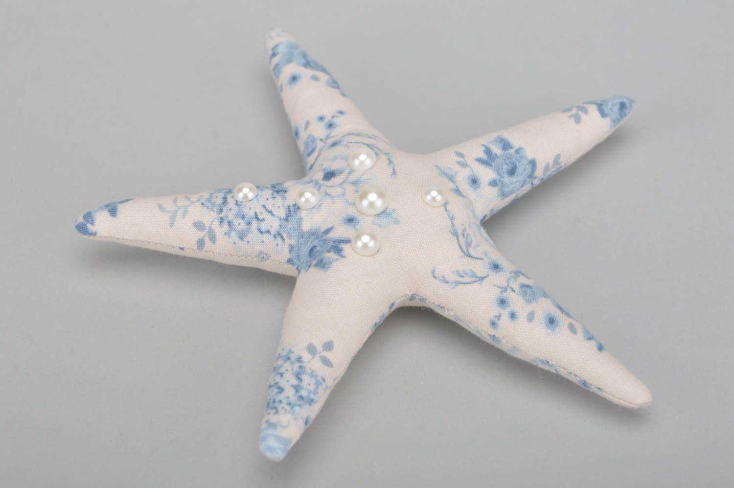 Мягкая игрушка ручной работы звезда из хлопка в цветочек с бусинами хэнд мэйд фото 2