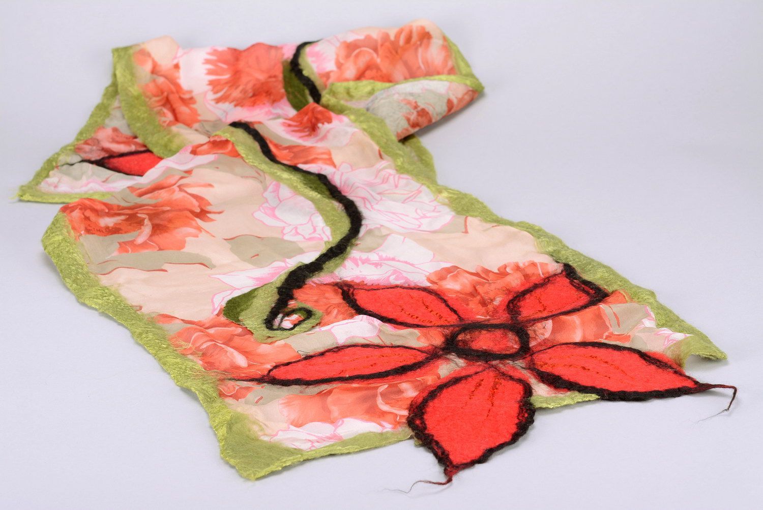 Платок из шерсти и шелка в технике нунофелтинг Красные цветы фото 3