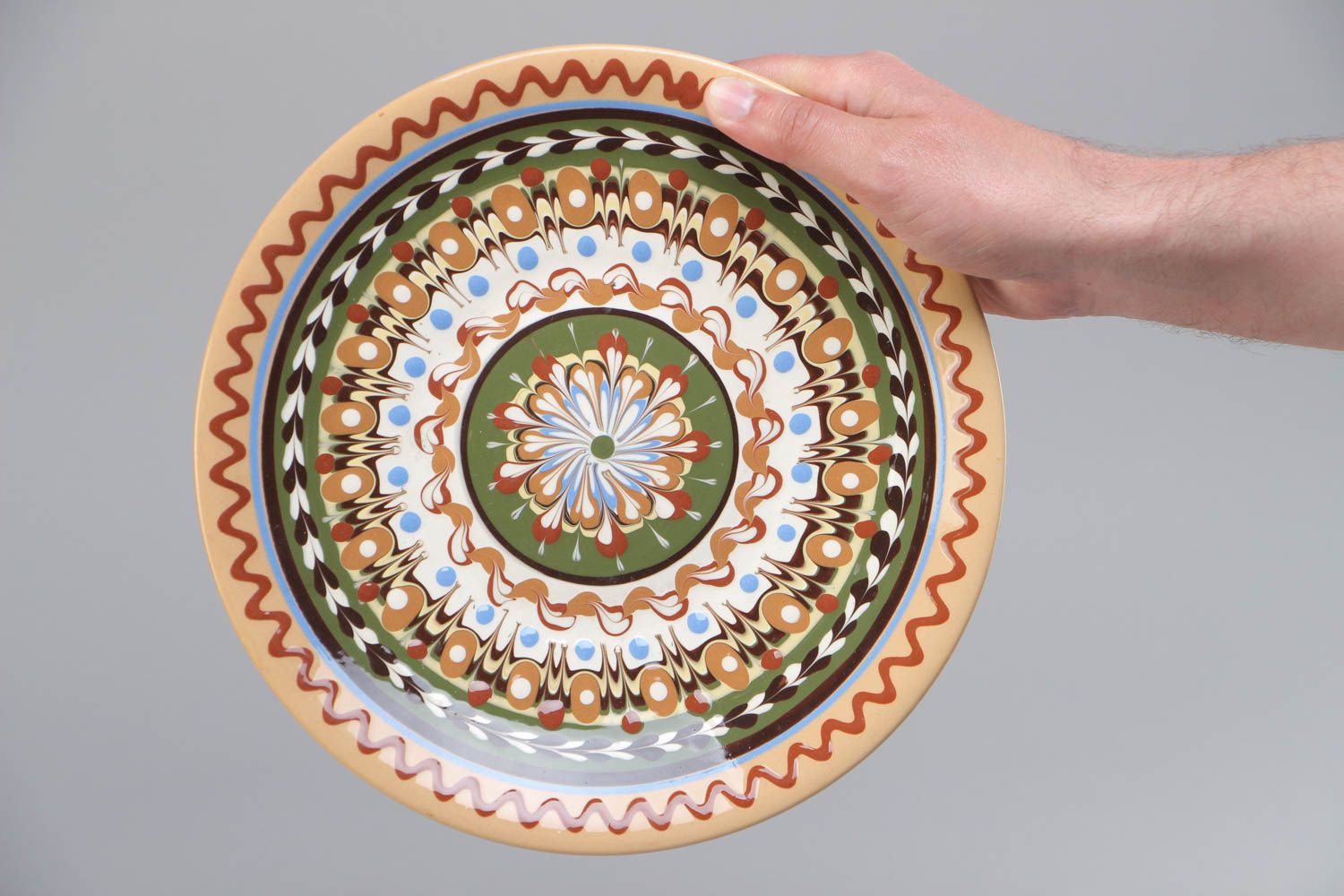 Красивая глиняная тарелка большая ручной работы расписанная цветной глазурью фото 5