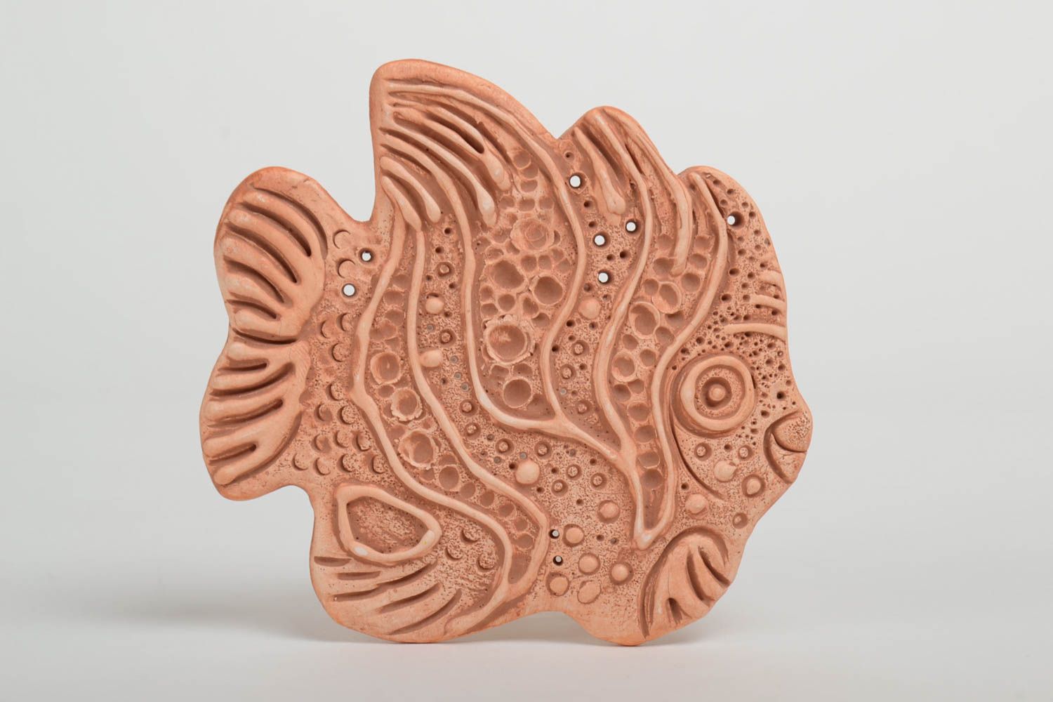Décoration à colorier réalisée en argile faite main en forme de poisson photo 2