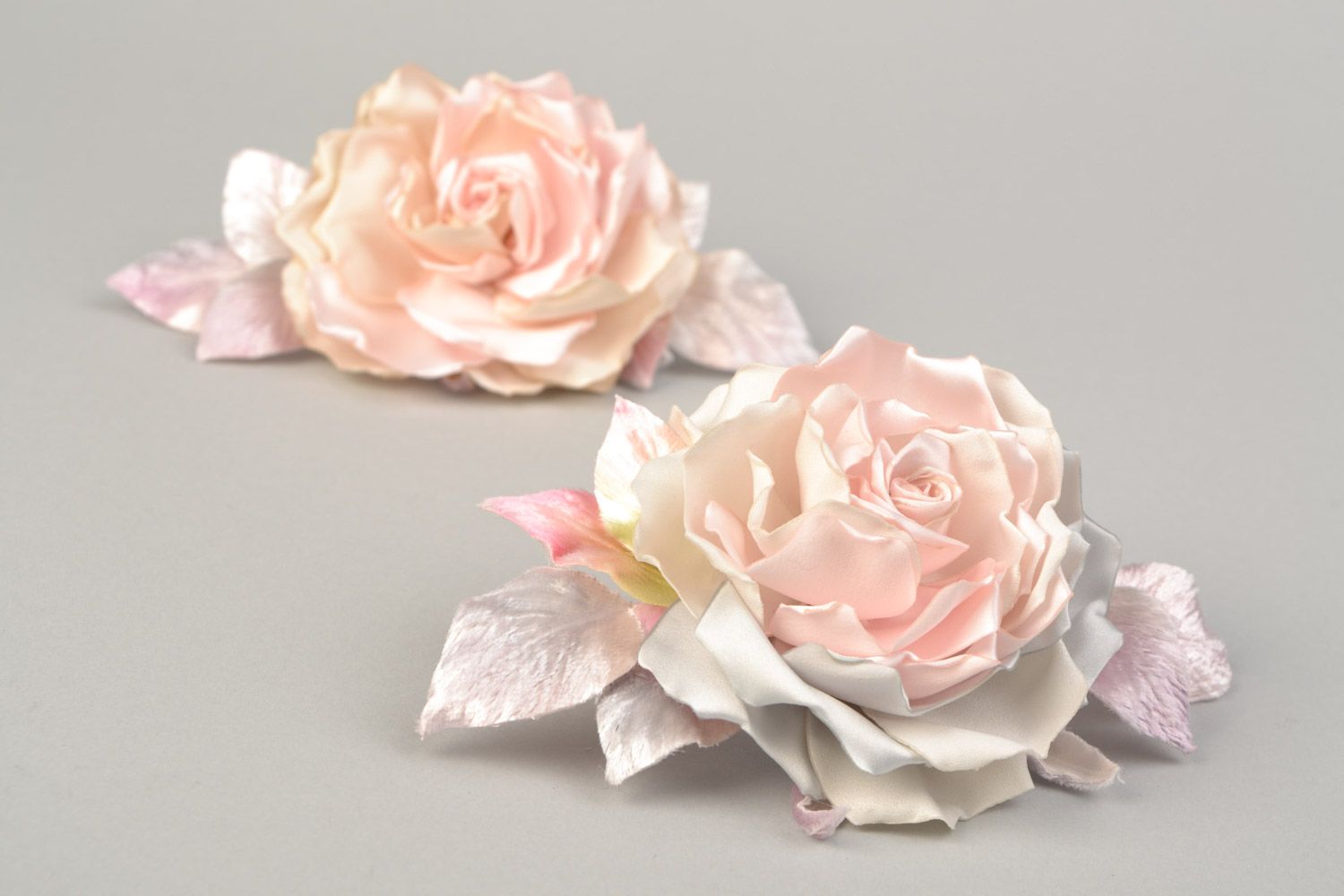 Sanftes handgemachtes Brosche Set aus Stoff in Form der Blume in Pastelltönen für Frauen foto 3