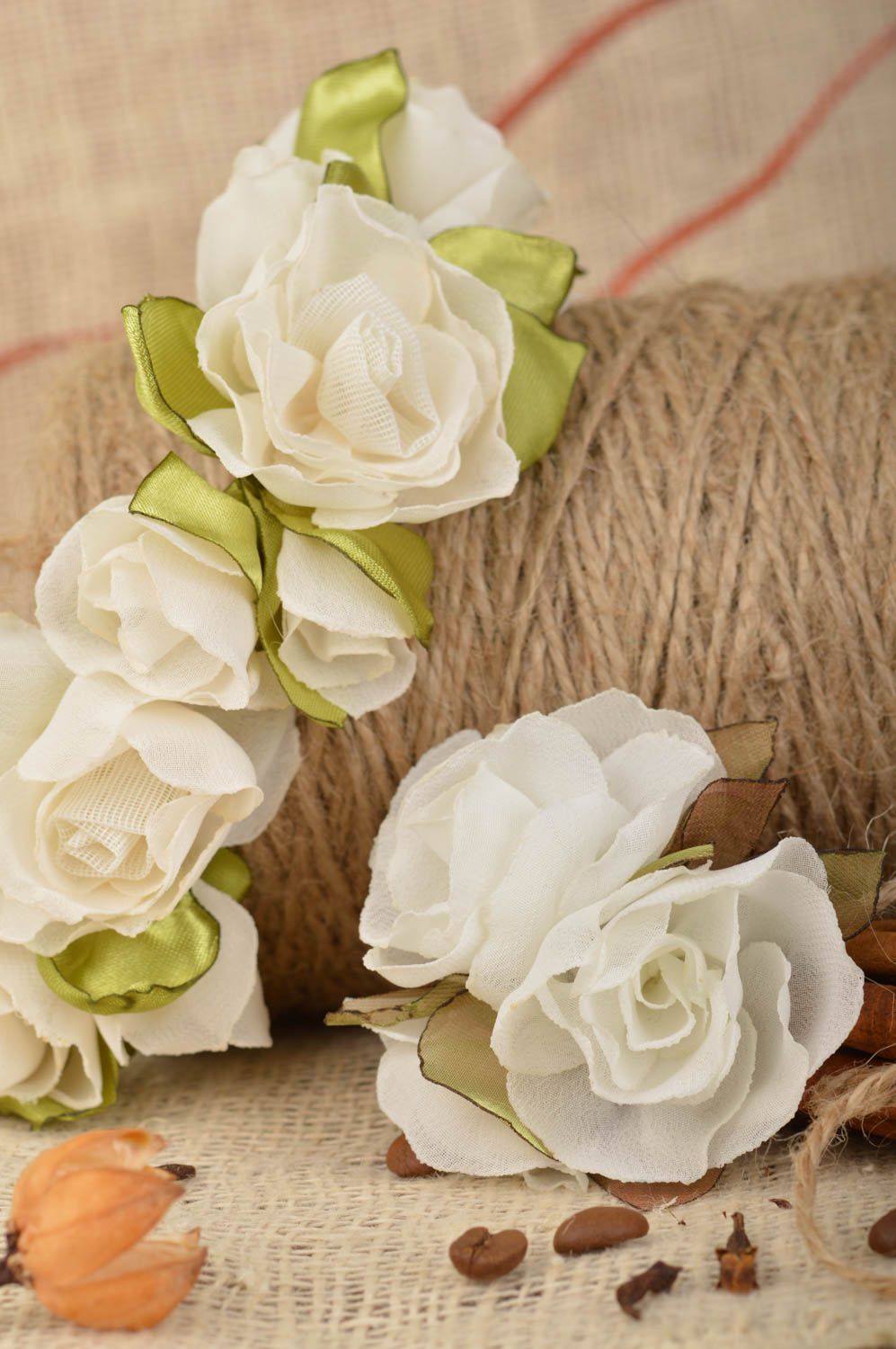 Handmade Brosche und Haarreif mit Blumen 2 Stück in Weiß und Grün zarte schöne  foto 1