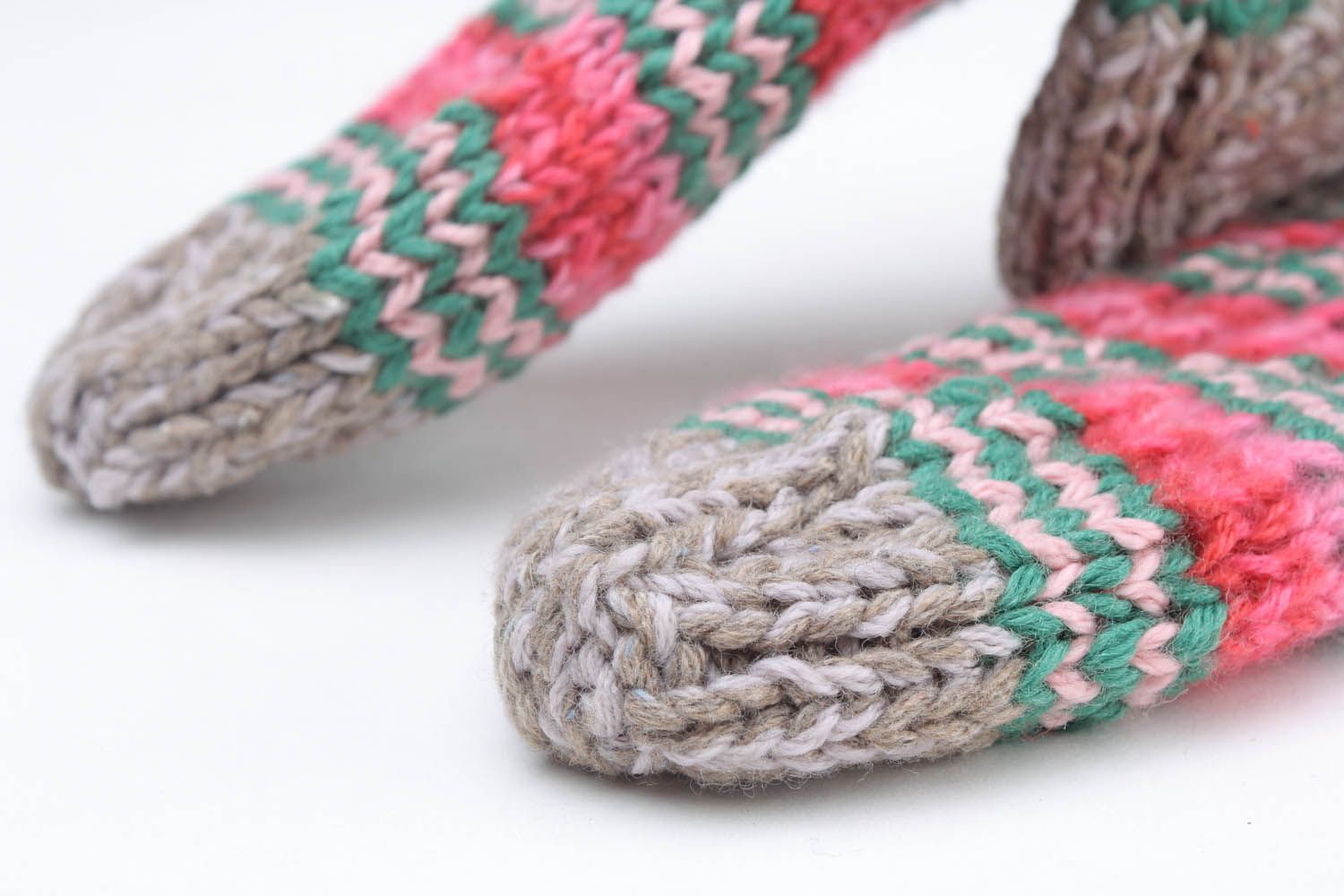Meias quentes artesanais de malha feitas de fios de lã e de mescla de lã foto 2