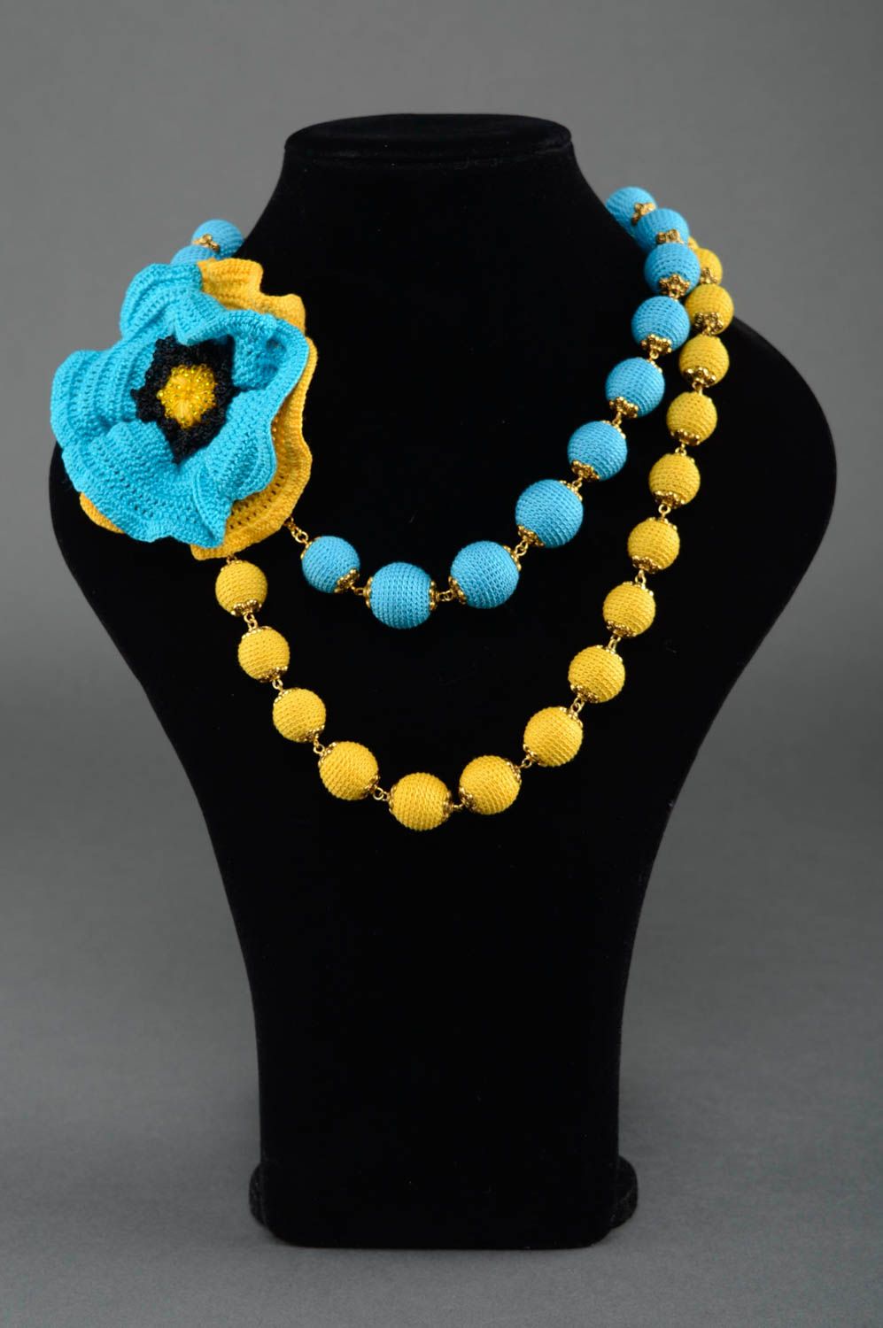 Collier tricoté au crochet avec fleur bleu et jaune fait main pour femme photo 2