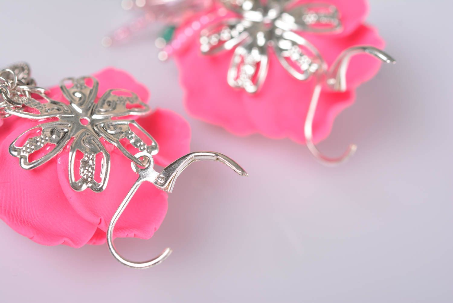 Handgemachte Blumen Ohrringe aus Polymerton und Glasperlen in Form der Rosen foto 3