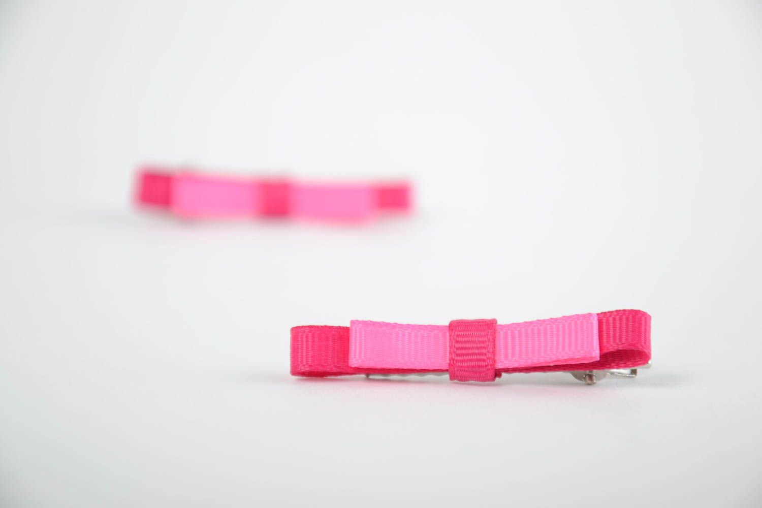 Conjunto de 2 broches para el pelo con lazos rosados de cintas artesanales  foto 5