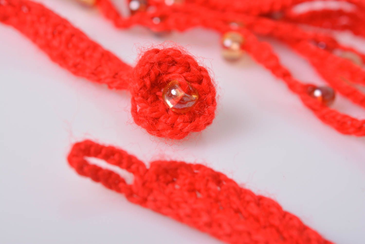 Collier tricoté fait main au crochet en acrylique et perles de rocaille rouges photo 4