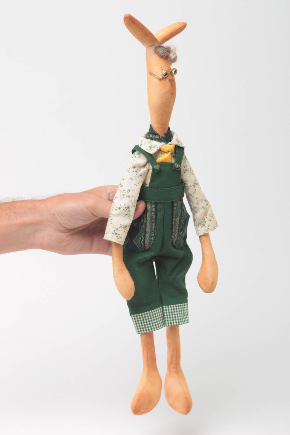 Оригинальная мягкая кукла заяц в зеленом комбинезоне из хлопка ручной работы фото 5