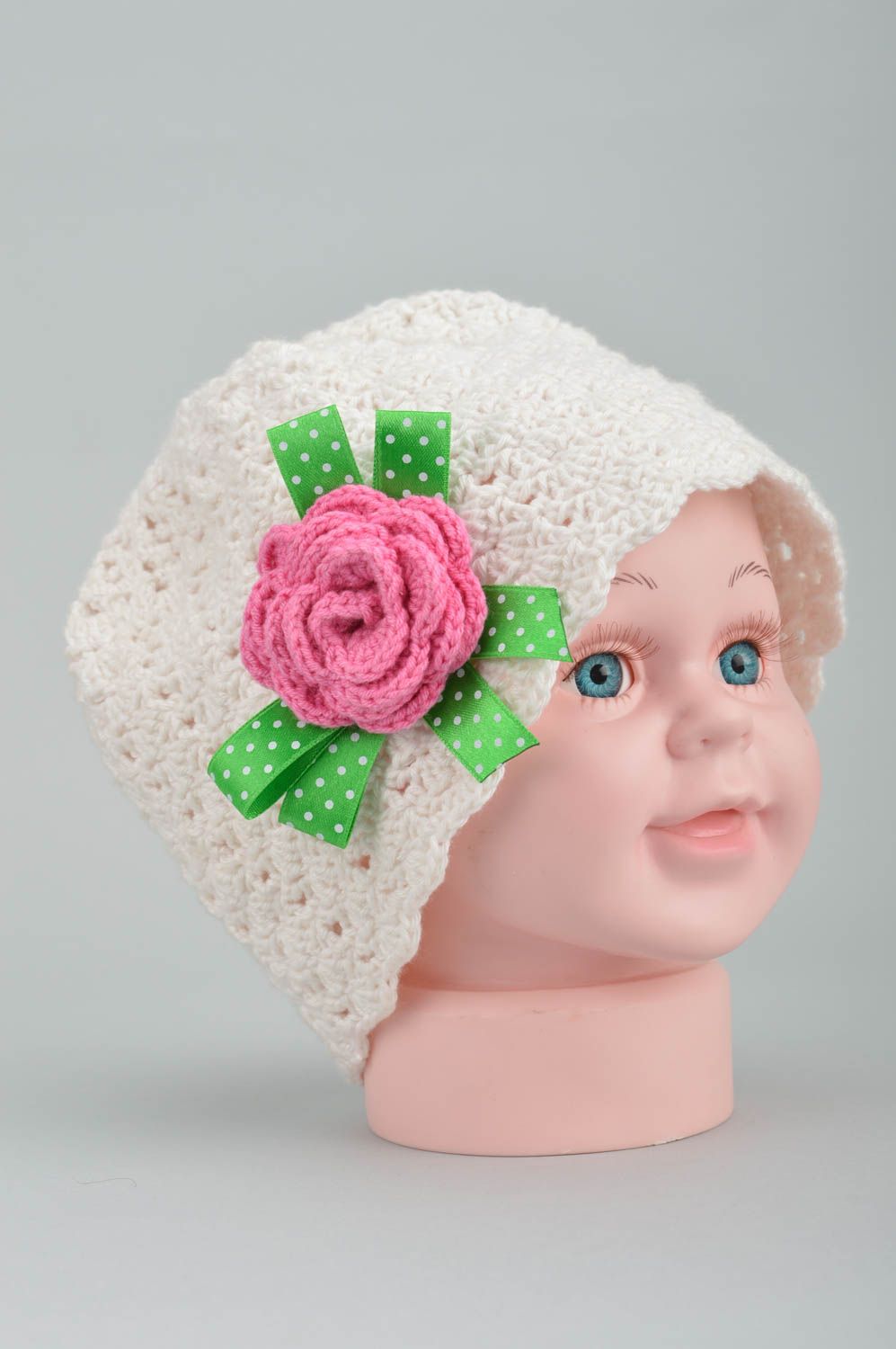 Шапка ручной вязки для девочки белая ажурная с розовым цветком красивая фото 5