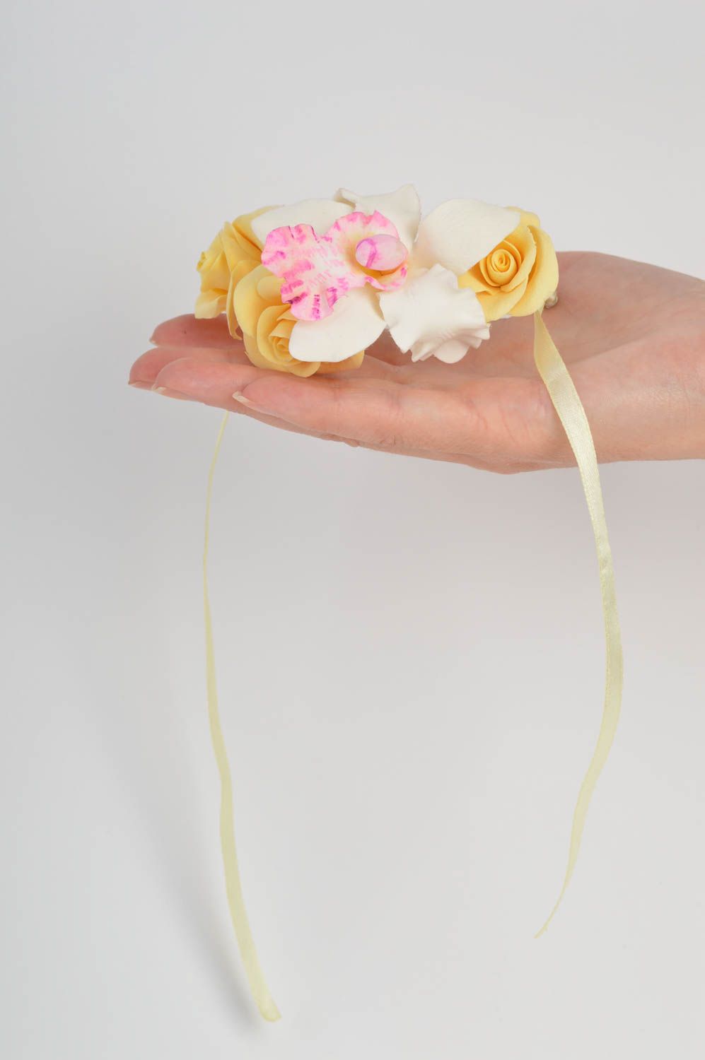 Нежная повязка с цветами из фоамирана на лентах для девушки Розы и орхидея фото 5