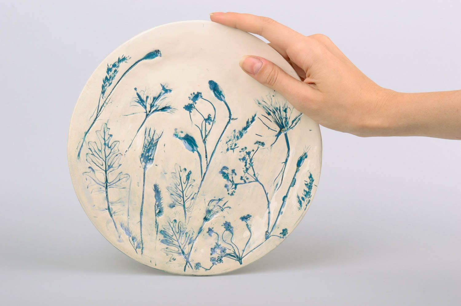 Assiette plate céramique à motif floral bleu faite main peinte décorative photo 2
