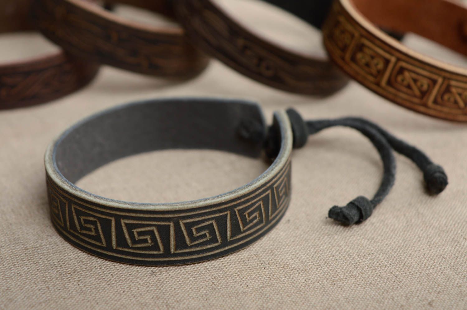 Bracelet en cuir naturel avec ornement fait main noir de style ethnique  photo 2