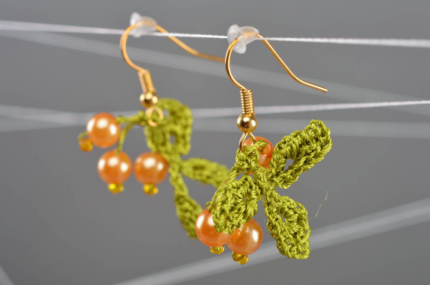 Petites boucles d'oreilles en fils textiles vertes faites main pour femme photo 1