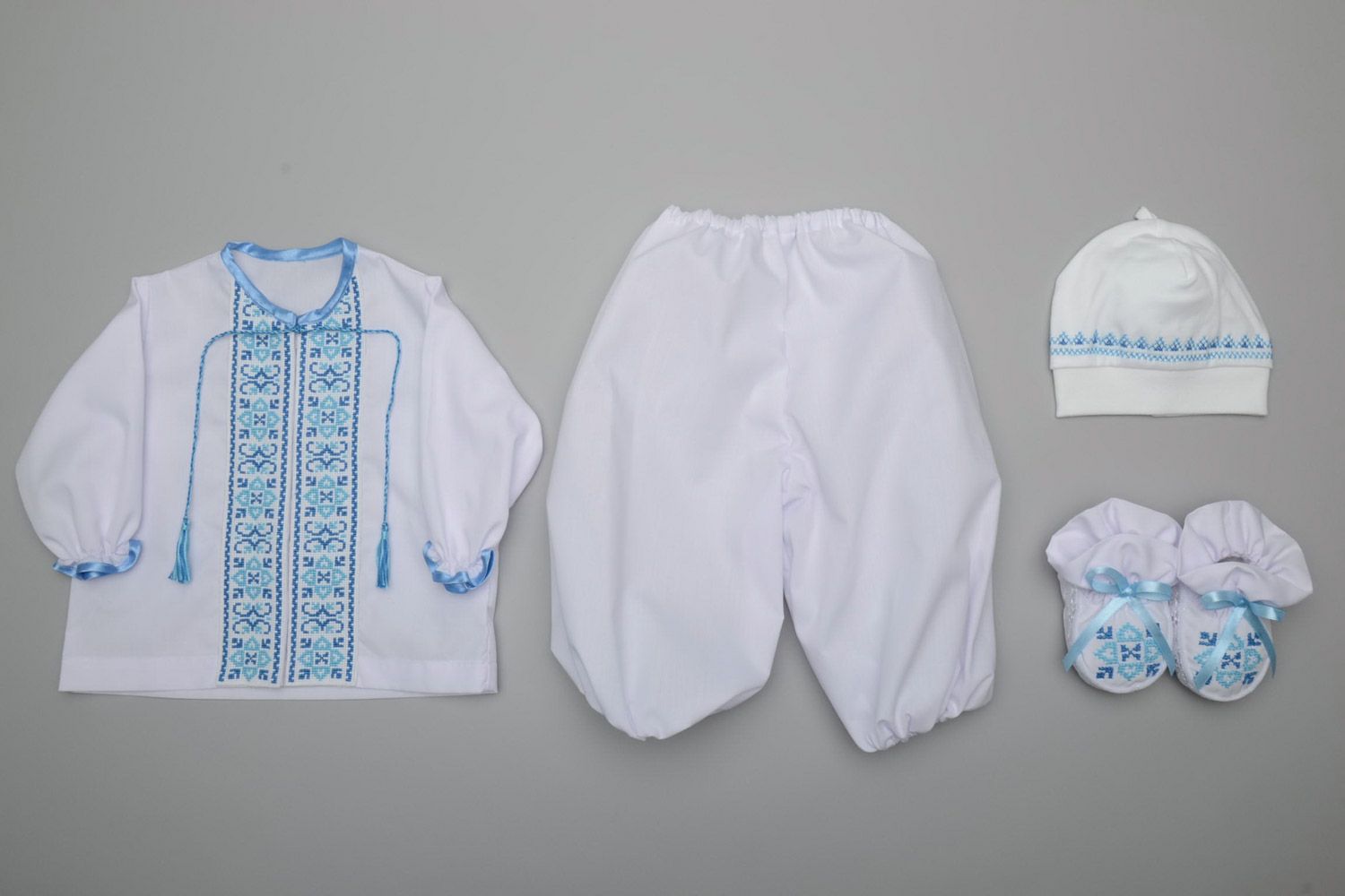 Комплект одежды для мальчика рубашка штаны шапочка и пинетки с вышивкой крестиком фото 5