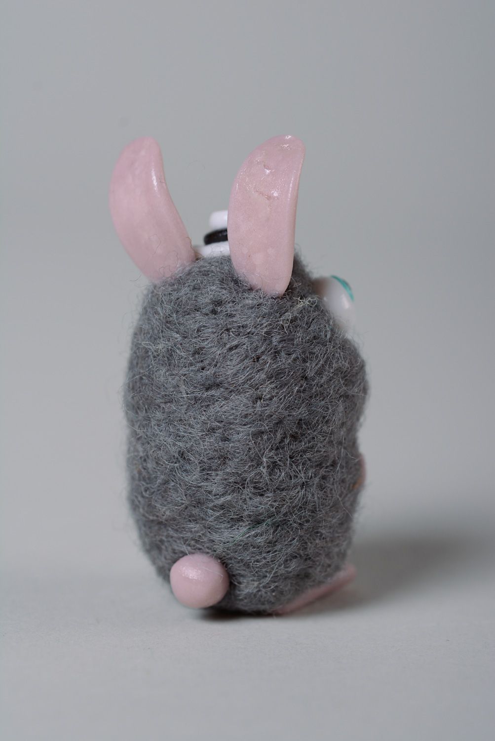 Petit jouet en laine feutrée fait main décoratif original design lièvre gris photo 3