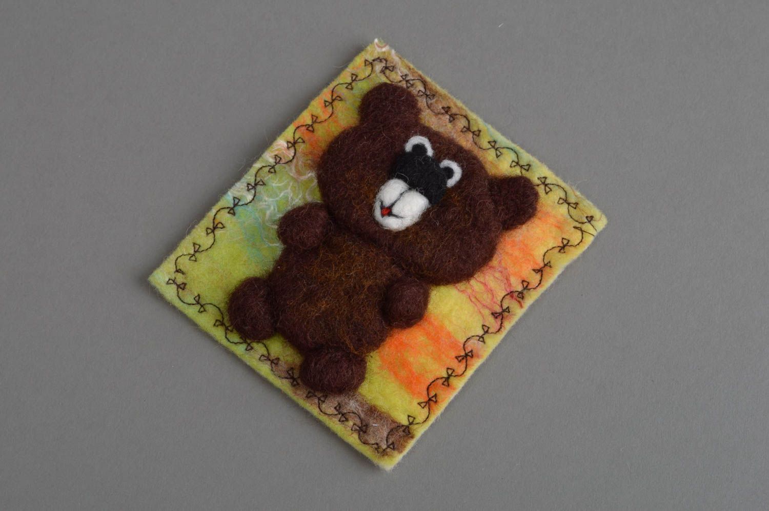 Квадратный магнит на холодильник из шерсти в виде медвежонка ручной работы фото 3