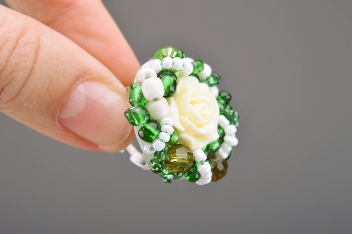Large handmade green beaded ring with white decorative flower for women photo 4
