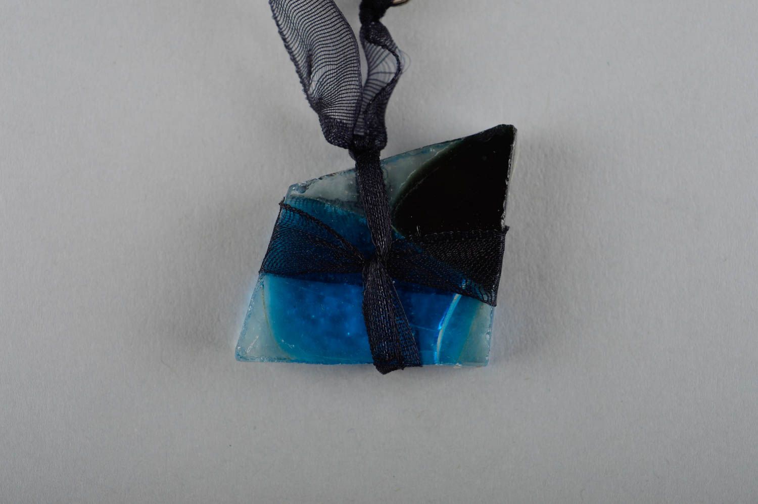 Colgante hecho a mano de color azul accesorio para mujer bisutería artesanal foto 3