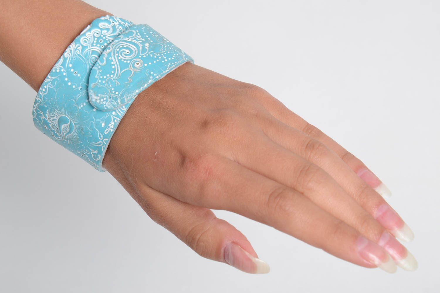 Bracelet large Bijou fait main bleu ciel en pâte polymère Accessoire femme photo 3